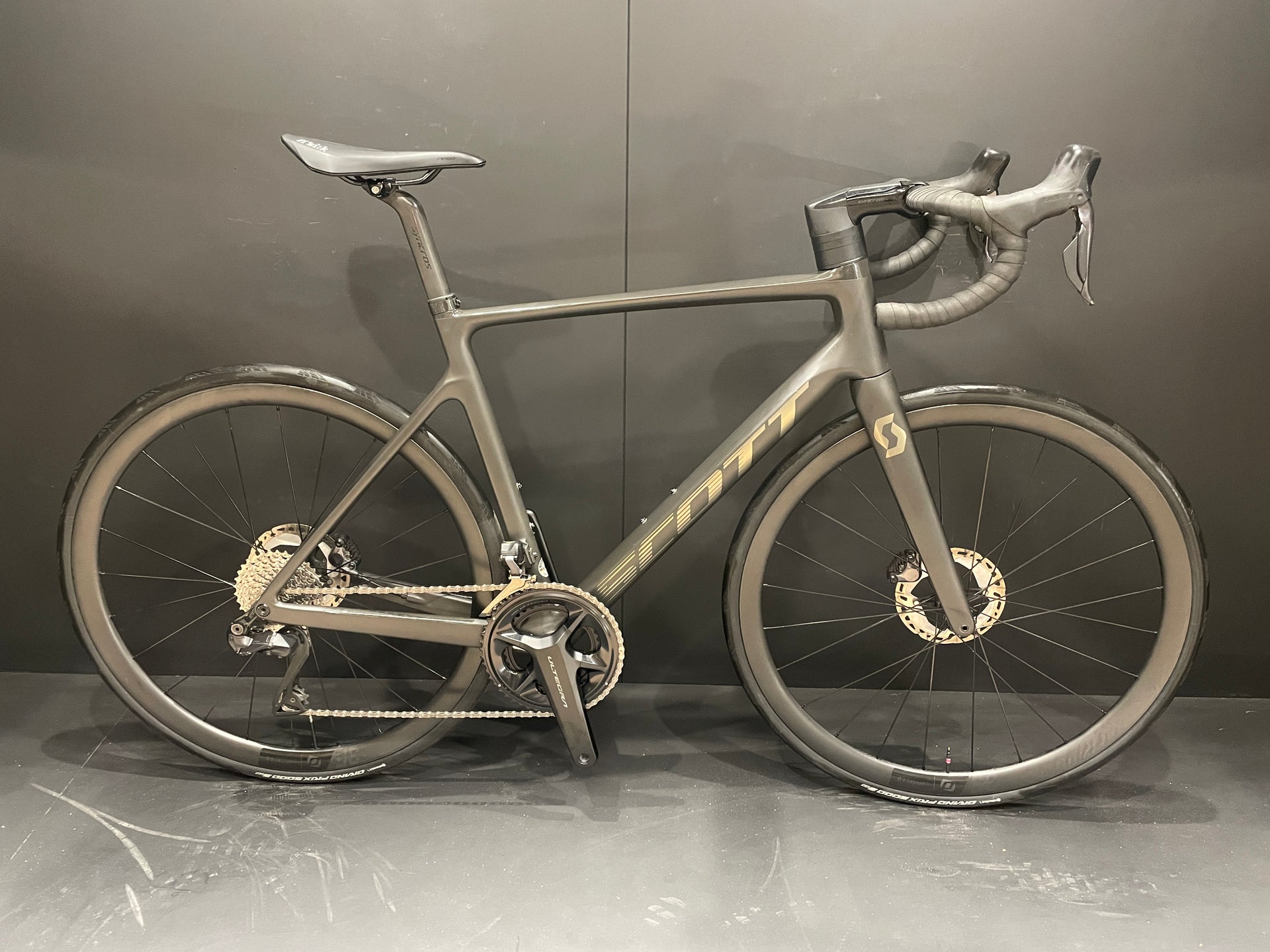 Scott Addict RC15 Di2 Carbon Disc Road Bike 2024 - 56cm