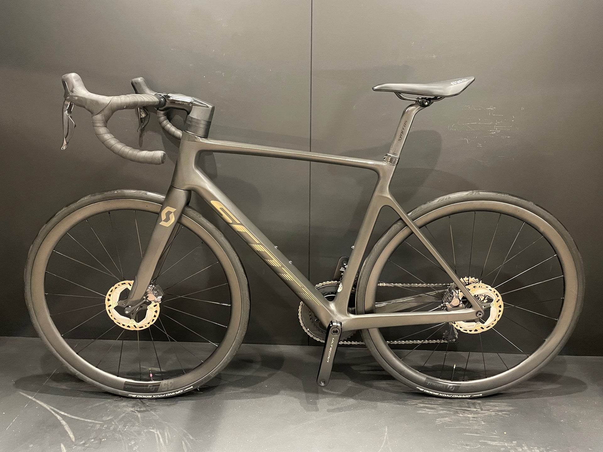 Scott Addict RC15 Di2 Carbon Disc Road Bike 2024 - 56cm
