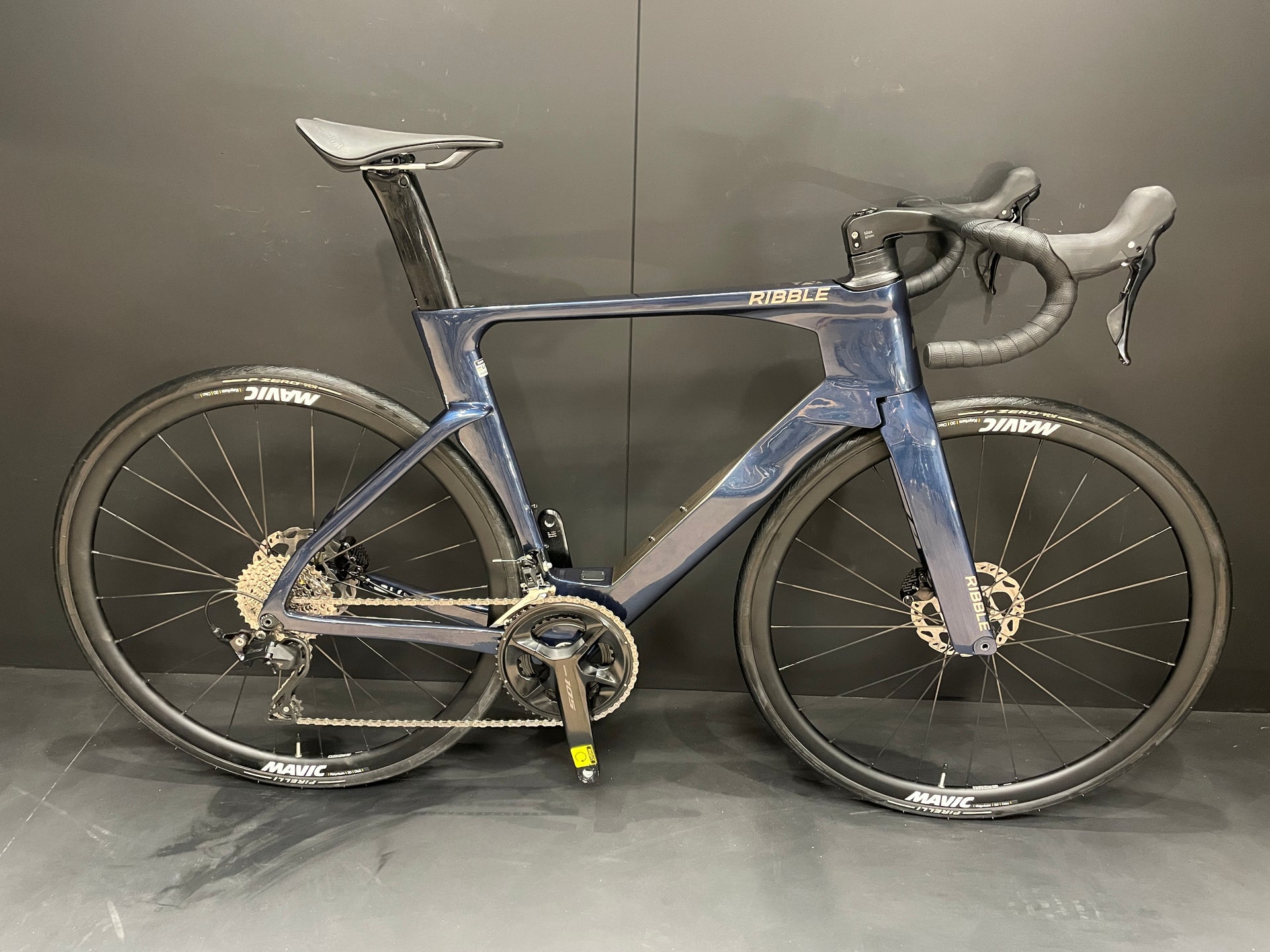 Ribble Ultra SL Sport 105 Carbon Disc Road Bike 2024 - Medium