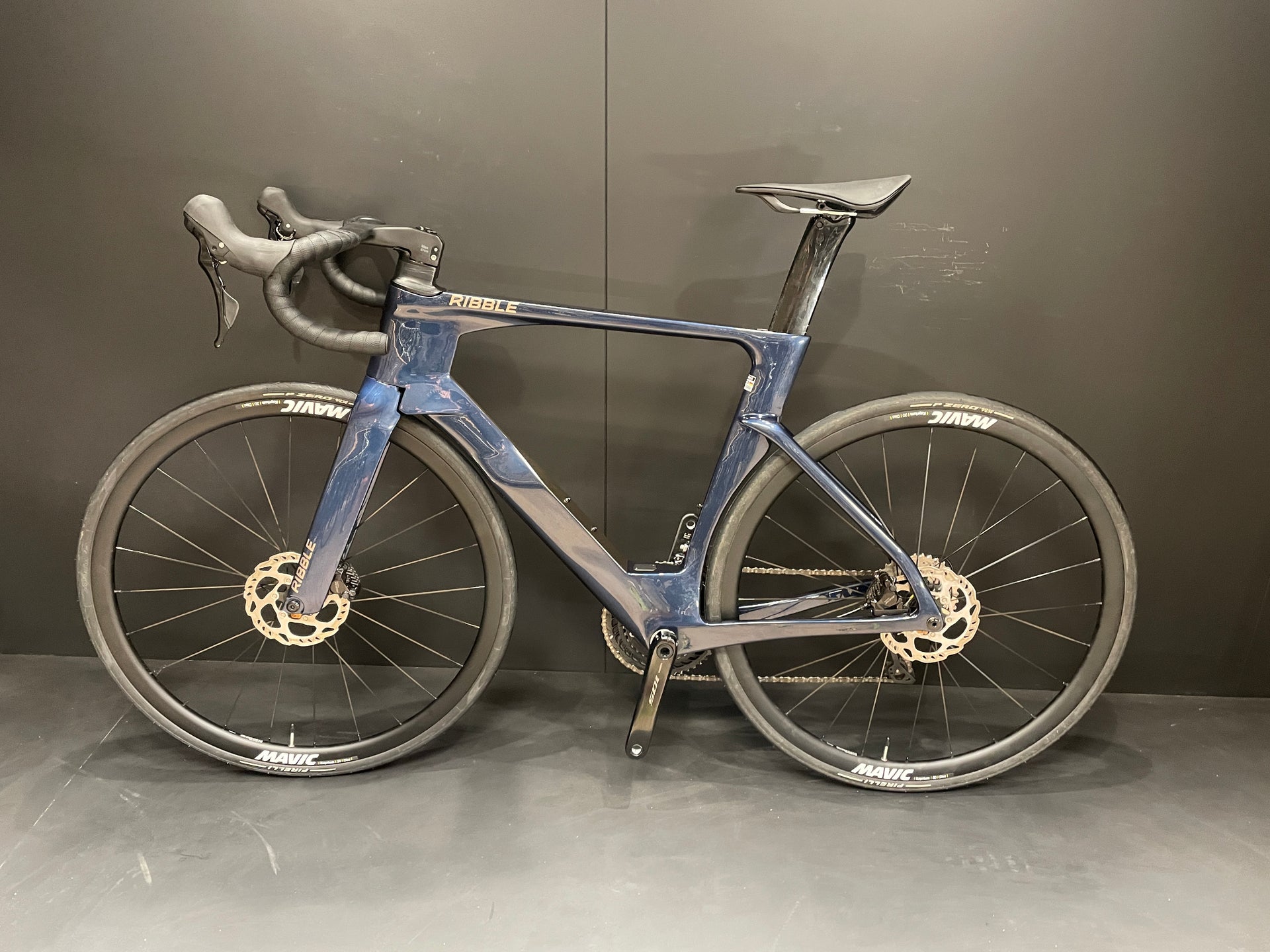 Ribble Ultra SL Sport 105 Carbon Disc Road Bike 2024 - Medium