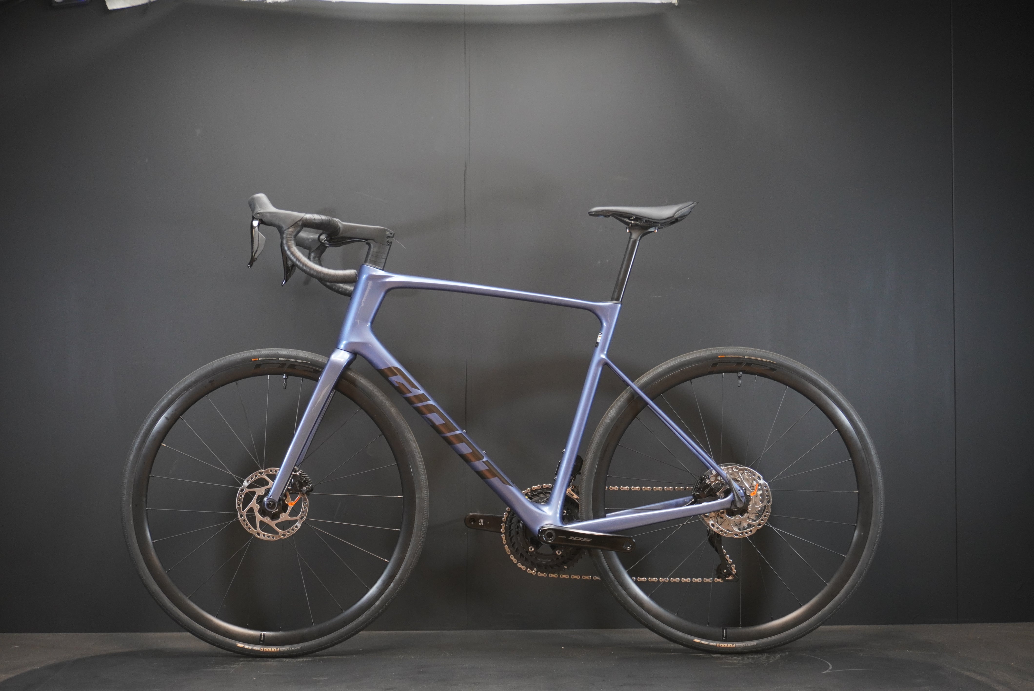 Giant Defy Advanced 1 105 Di2 Carbon Disc Road Bike 2026 - Large