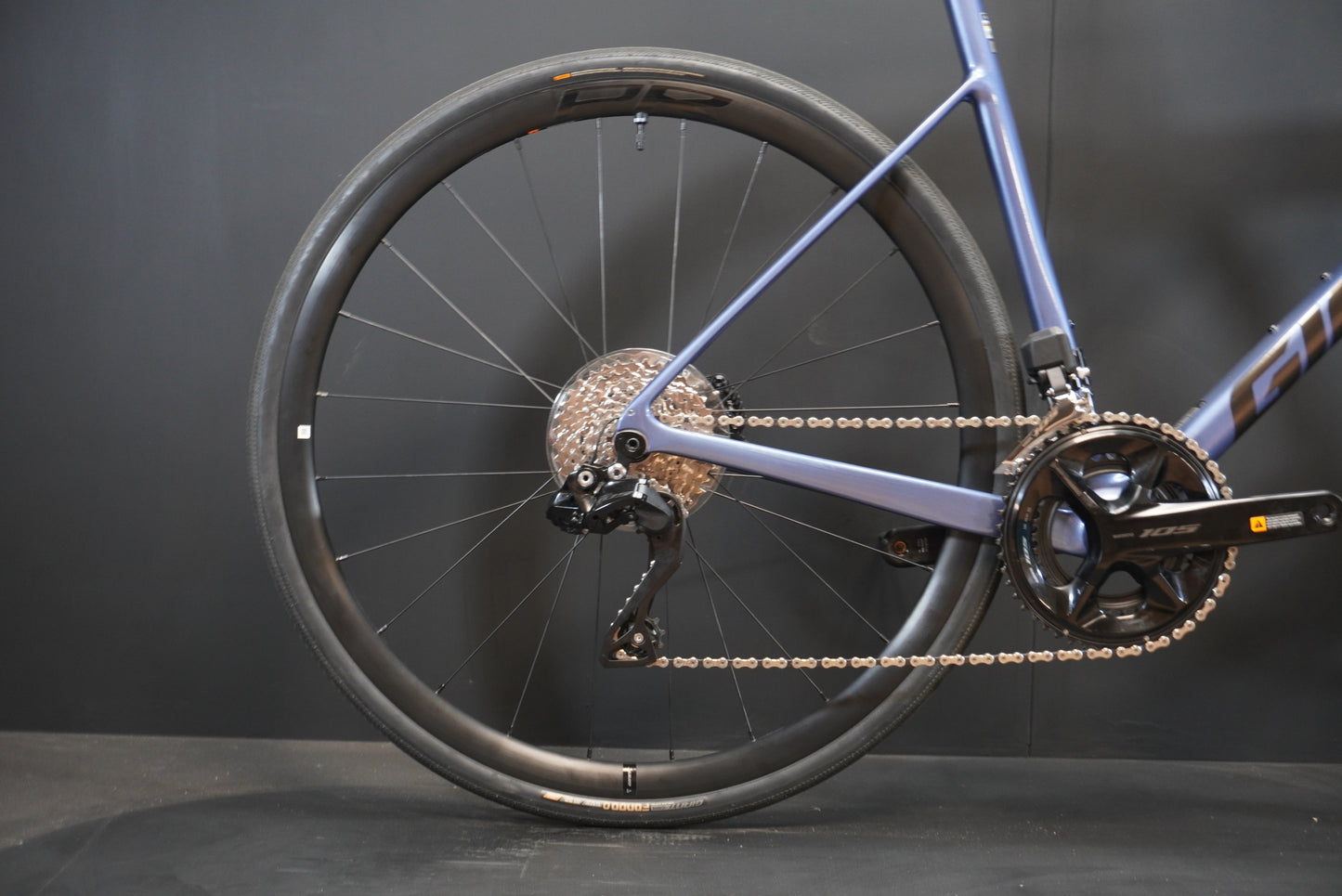 Giant Defy Advanced 1 105 Di2 Carbon Disc Road Bike 2026 - Large