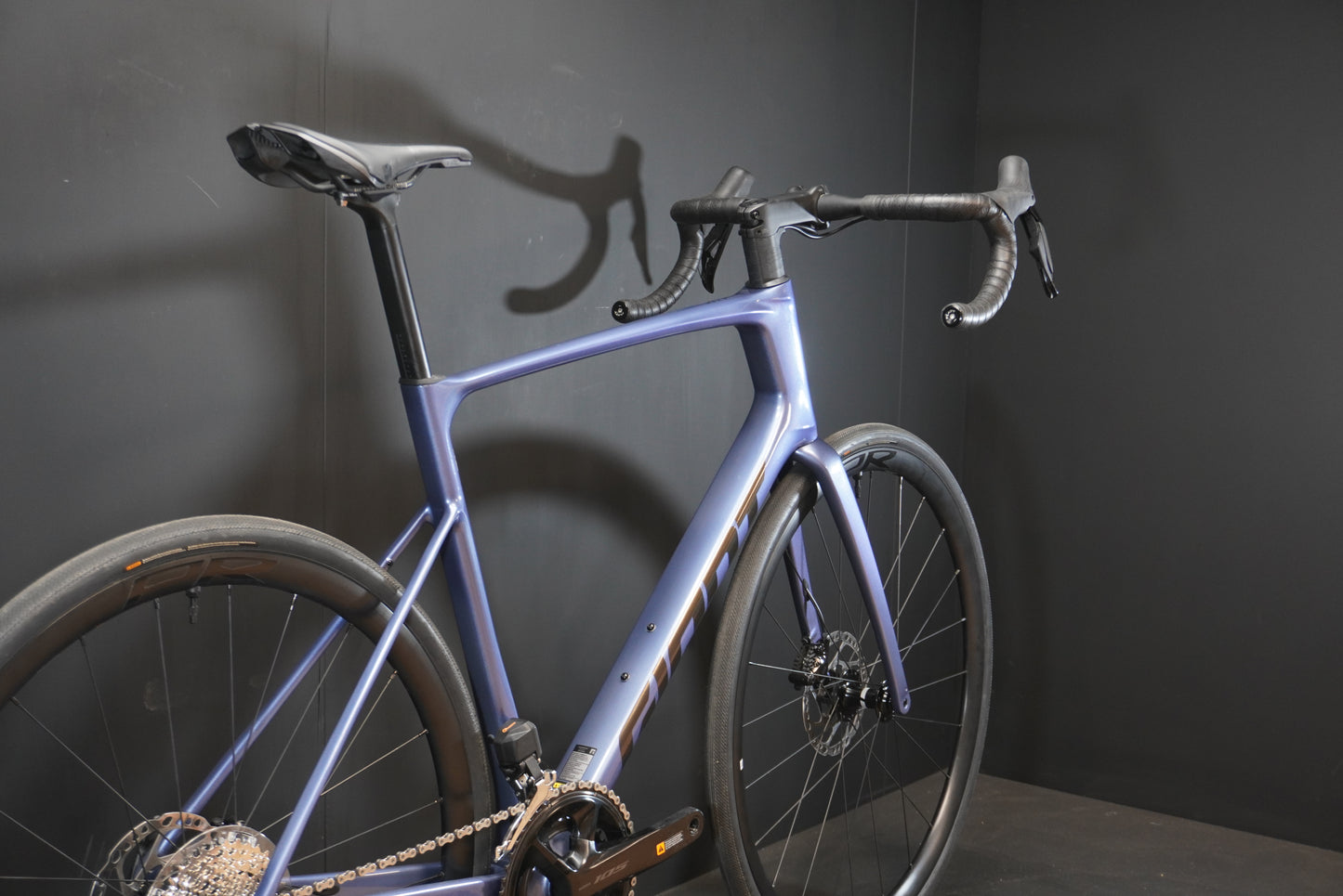 Giant Defy Advanced 1 105 Di2 Carbon Disc Road Bike 2026 - Large