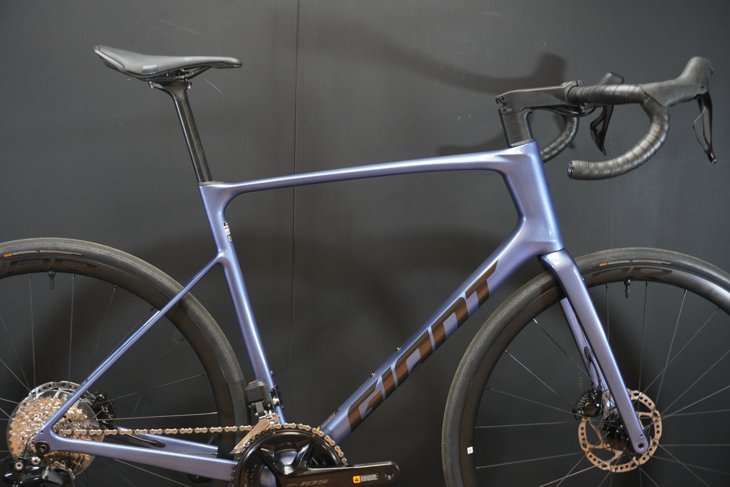 Giant Defy Advanced 1 105 Di2 Carbon Disc Road Bike 2026 - Large