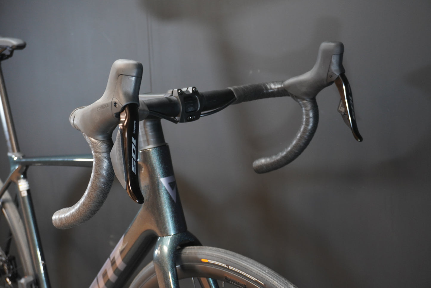 Giant TCR 105 Di2 Carbon Disc Road Bike - Medium - 2025