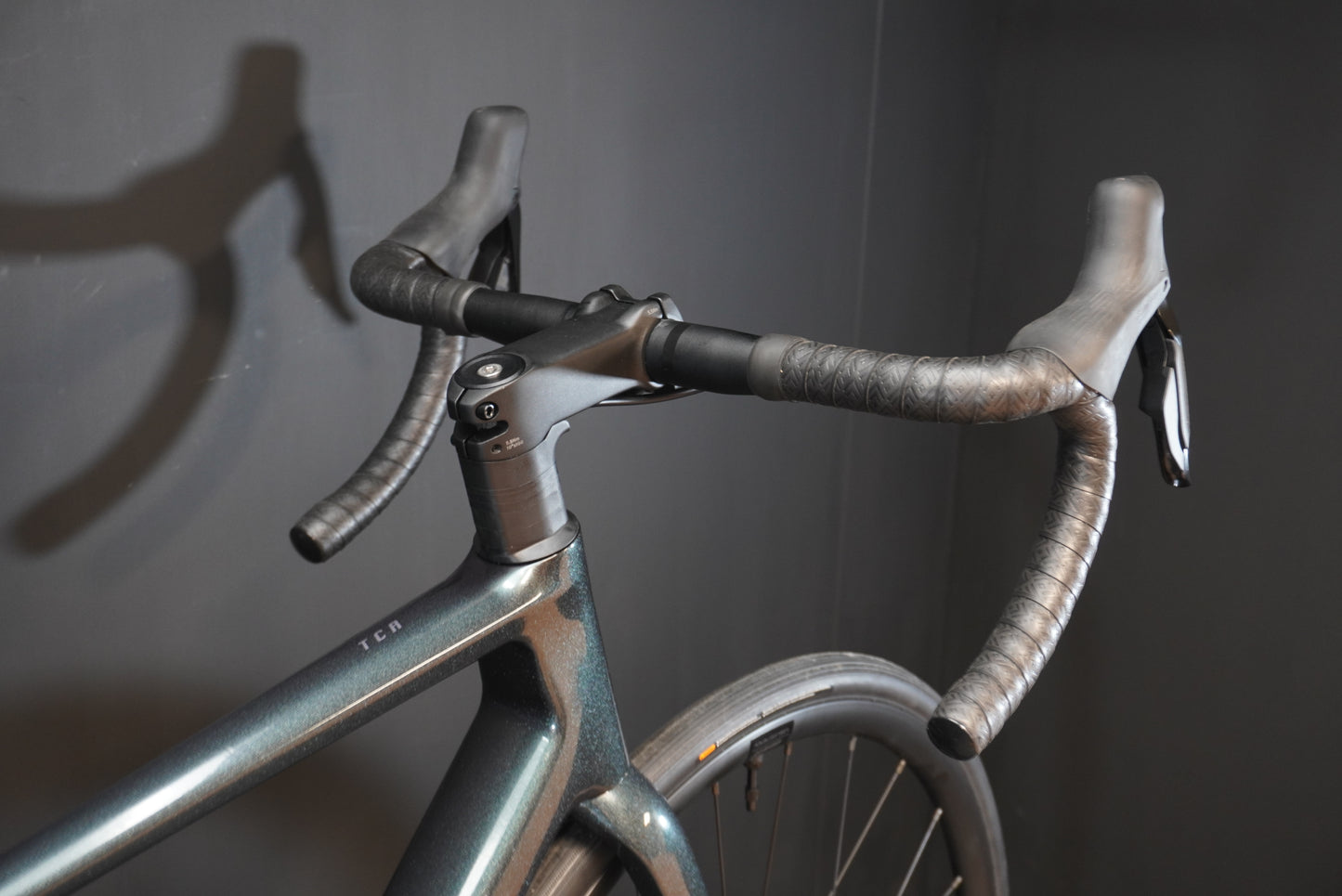 Giant TCR 105 Di2 Carbon Disc Road Bike - Medium - 2025