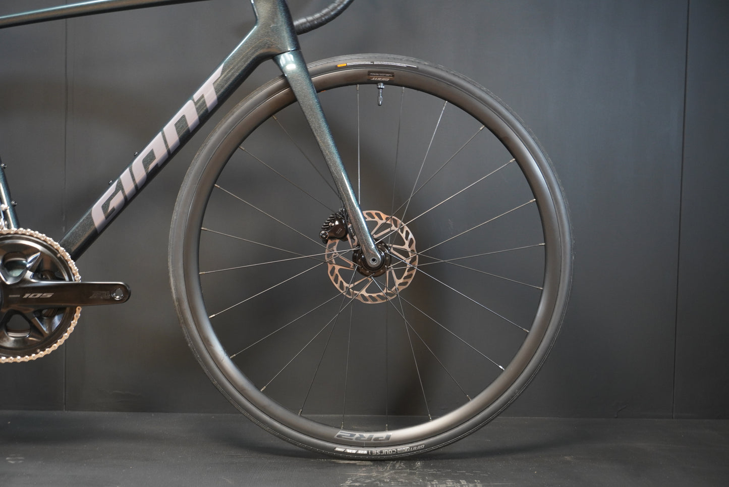 Giant TCR 105 Di2 Carbon Disc Road Bike - Medium - 2025