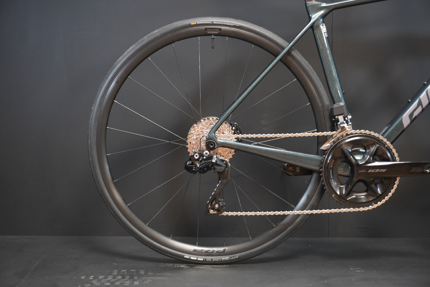 Giant TCR 105 Di2 Carbon Disc Road Bike - Medium - 2025