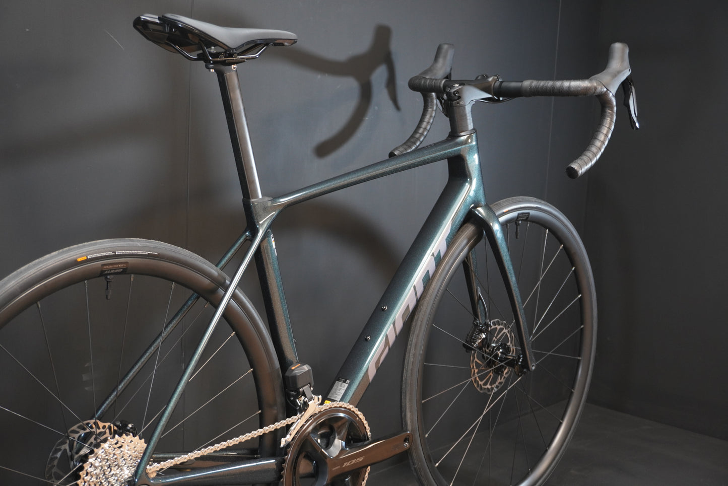 Giant TCR 105 Di2 Carbon Disc Road Bike - Medium - 2025