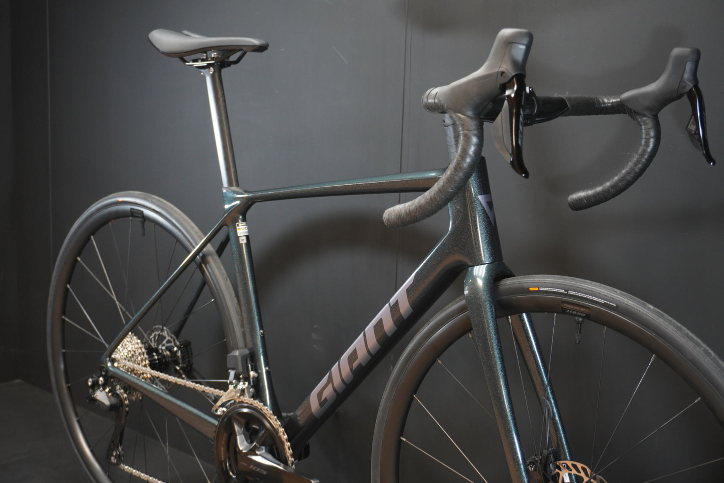Giant TCR 105 Di2 Carbon Disc Road Bike - Medium - 2025