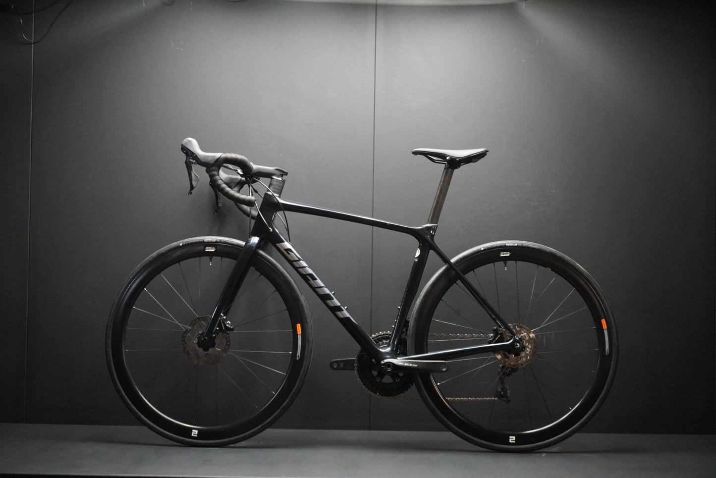 Giant TCR Advanced Pro 2 105 Carbon Disc Road Bike 2023 - Medium