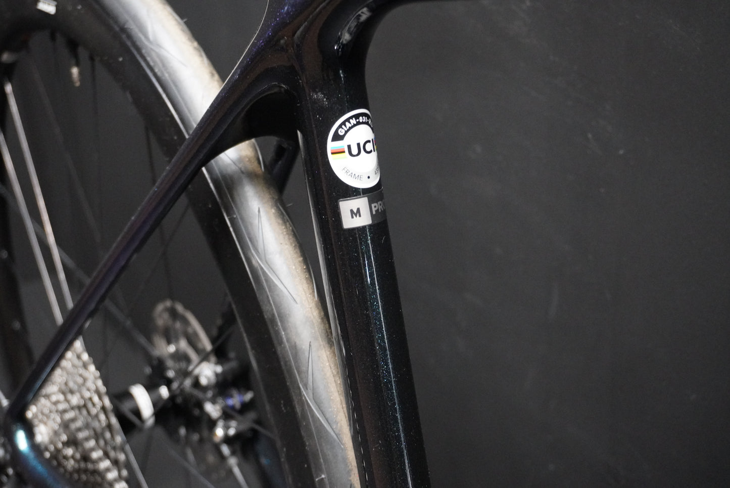 Giant TCR Advanced Pro 2 105 Carbon Disc Road Bike 2023 - Medium
