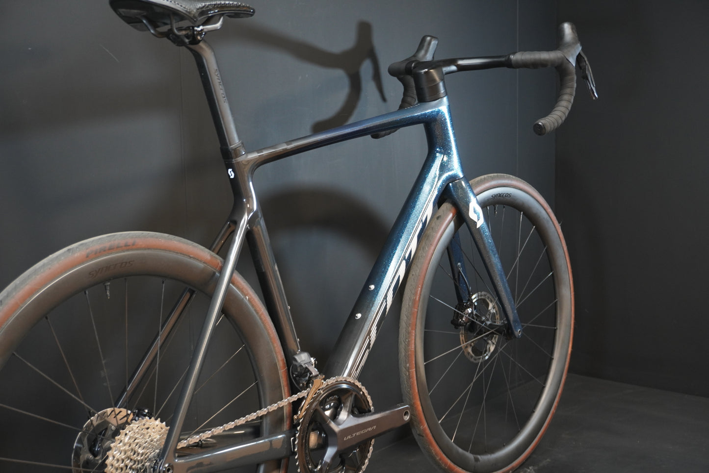 Scott Addict RC Pro Di2 Carbon Disc Road Bike 2023 - XL (58cm)