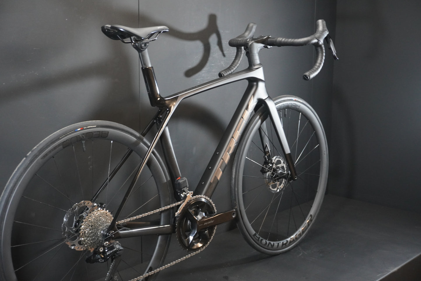 Trek Madone SL6 Gen 8 105 Di2 Carbon Disc Road Bike 2024 - Medium