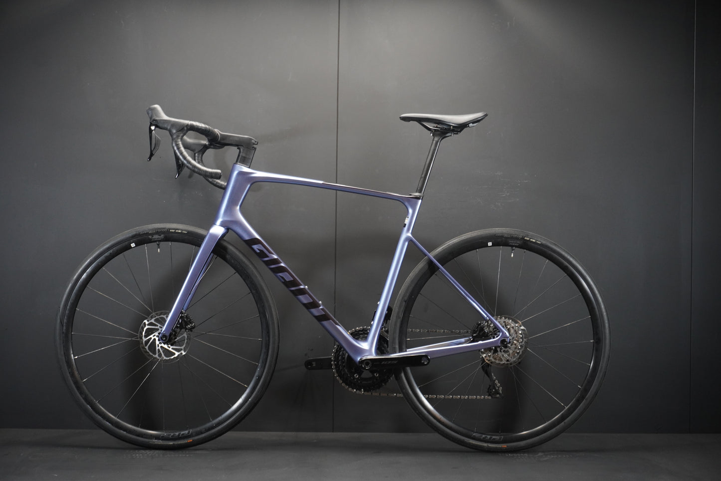 Giant Defy Advanced 1 105 Di2 Carbon Disc Road Bike 2025 - Large