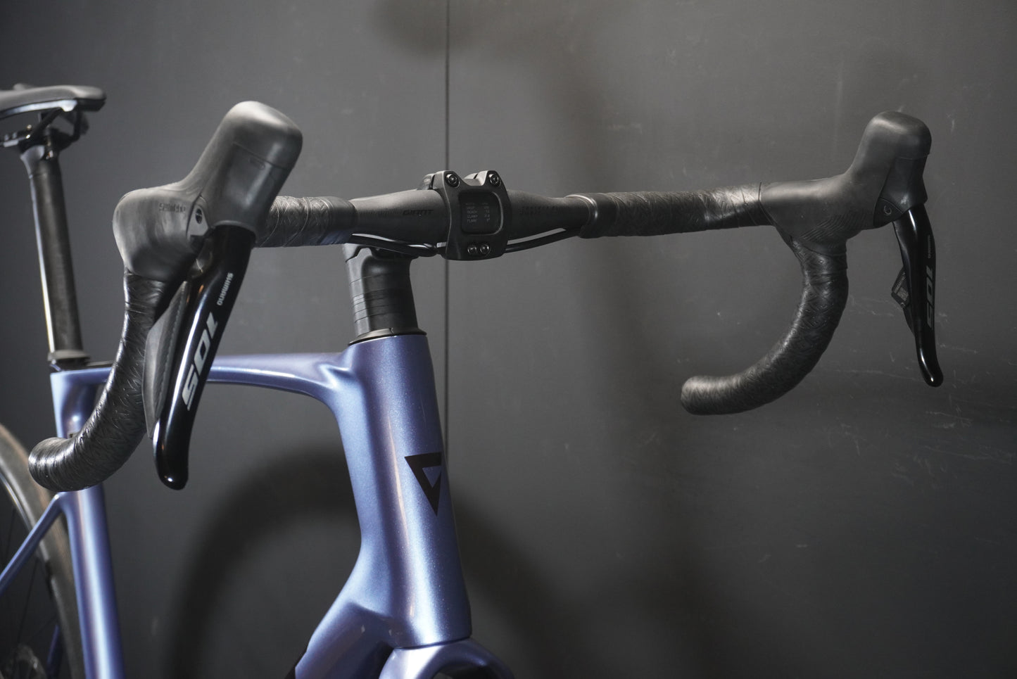Giant Defy Advanced 1 105 Di2 Carbon Disc Road Bike 2025 - Large