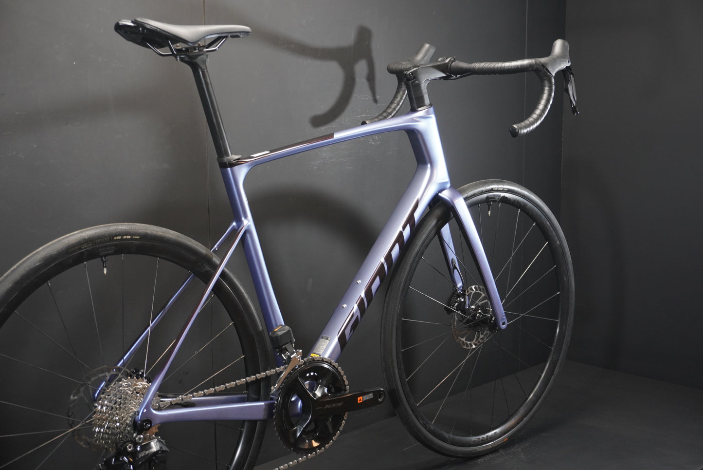 Giant Defy Advanced 1 105 Di2 Carbon Disc Road Bike 2025 - Large