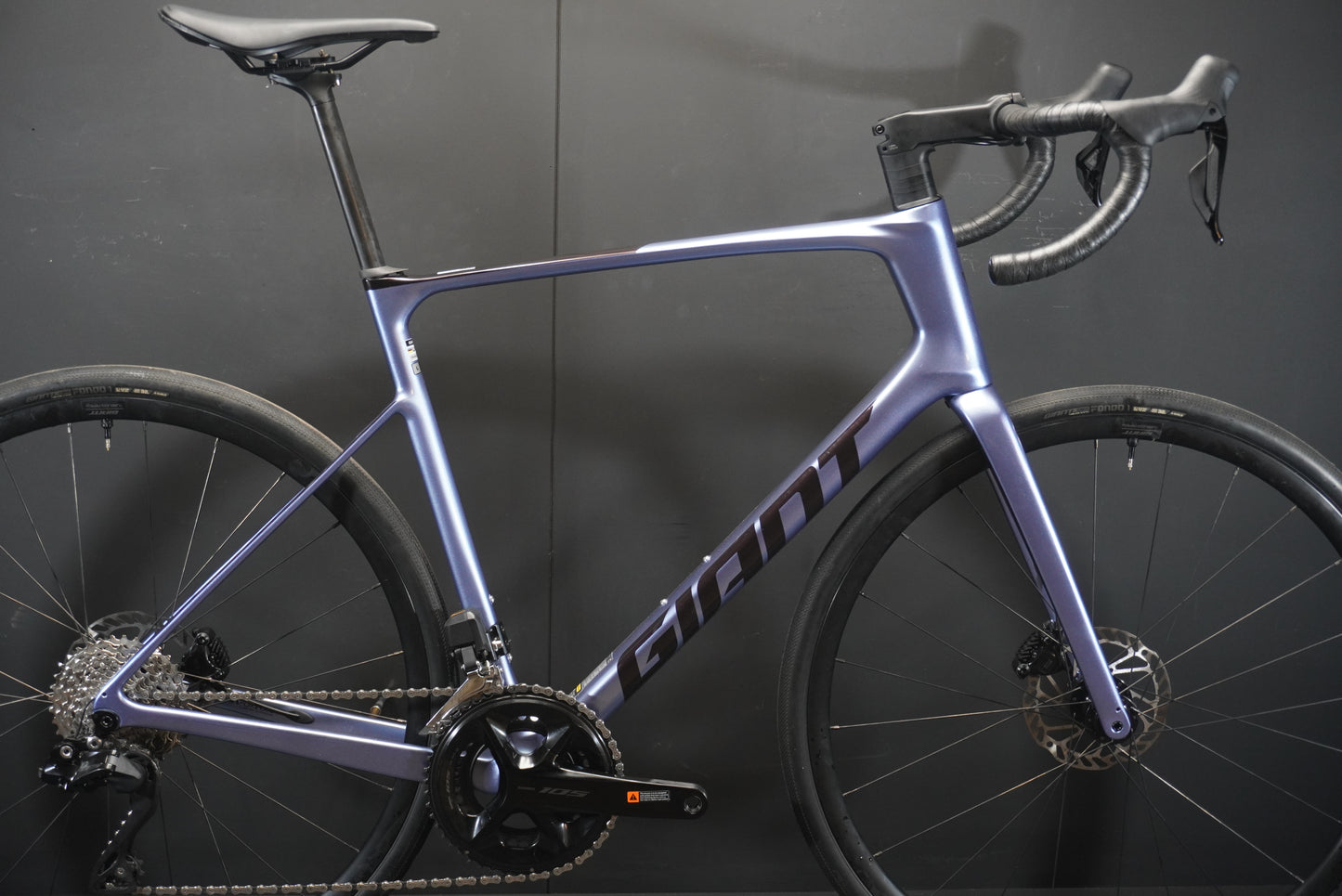 Giant Defy Advanced 1 105 Di2 Carbon Disc Road Bike 2025 - Large