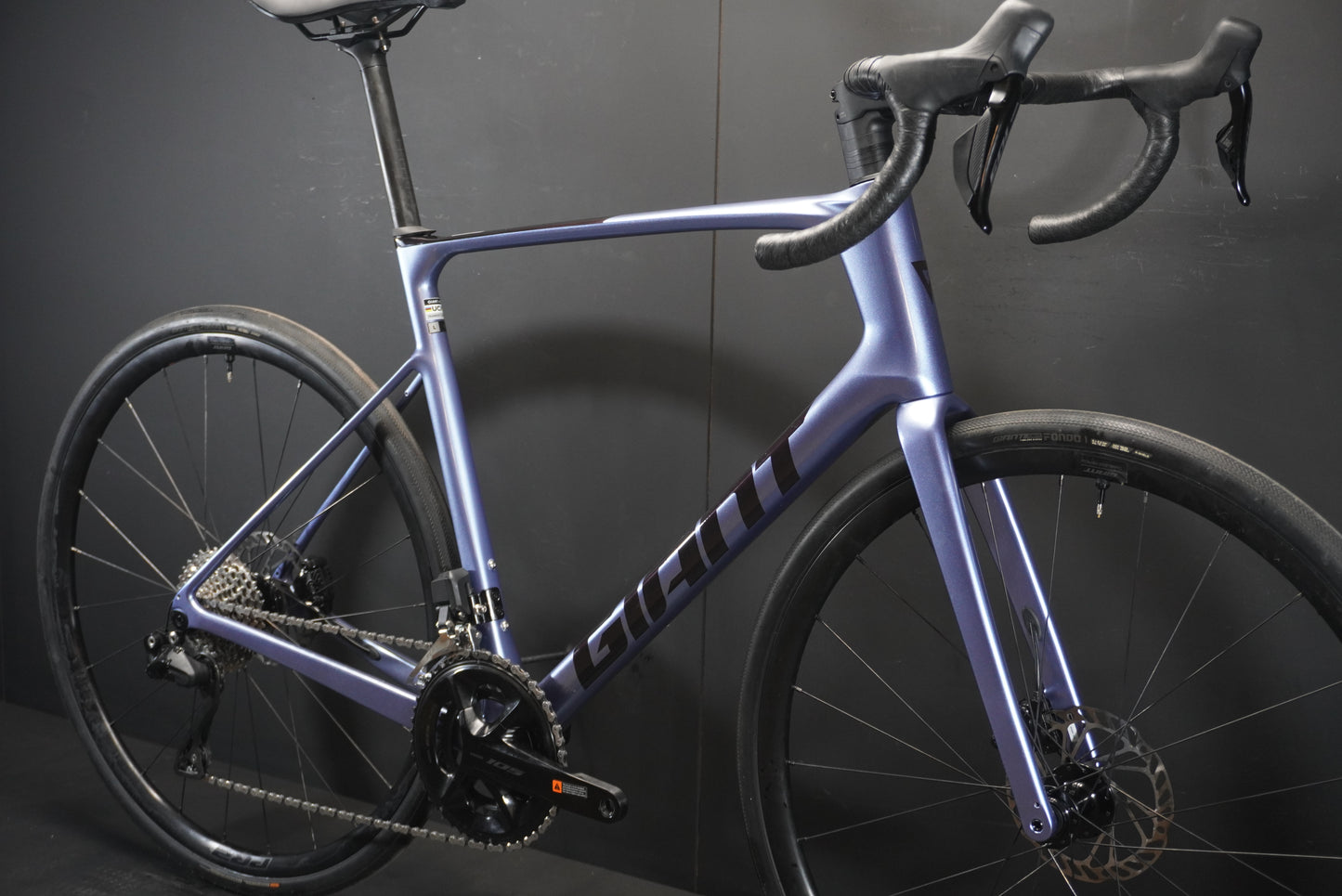 Giant Defy Advanced 1 105 Di2 Carbon Disc Road Bike 2025 - Large