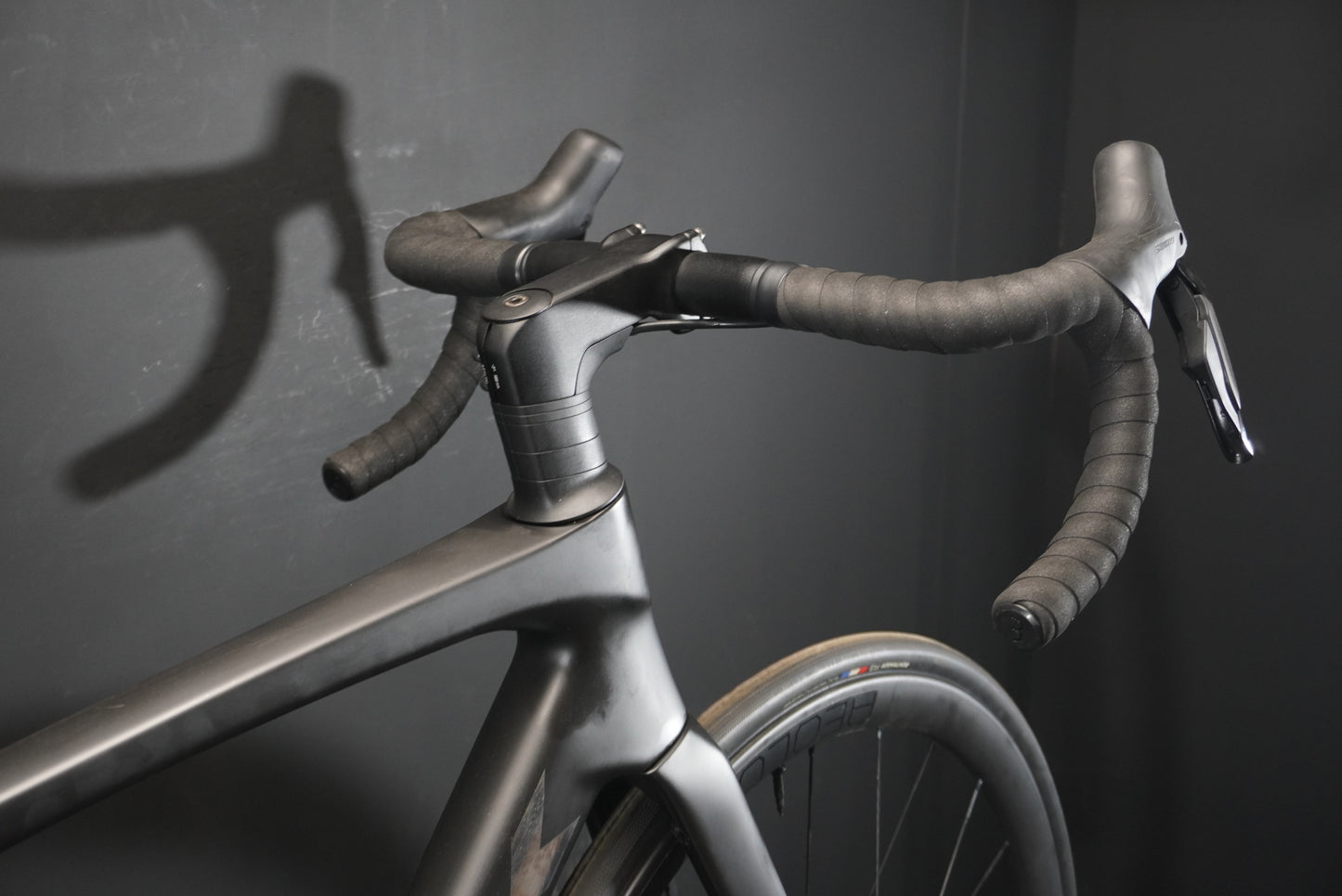 Trek Madone SL6 Gen 8 105 Di2 Carbon Disc Road Bike 2024 - M/L