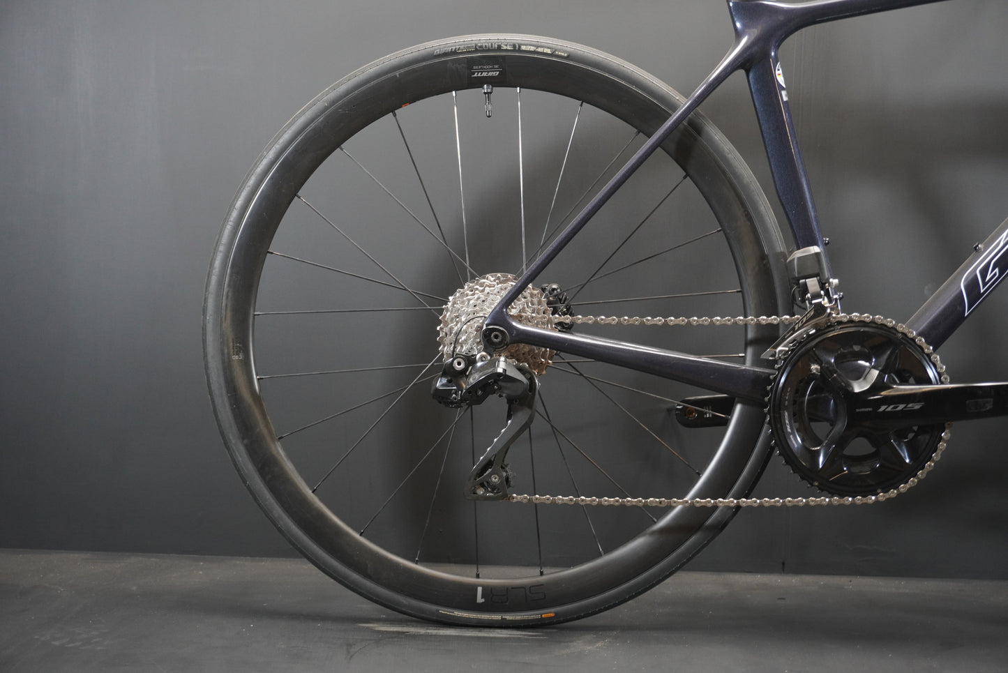 Giant TCR 105 Di2 Carbon Disc Road Bike - Medium - 2023