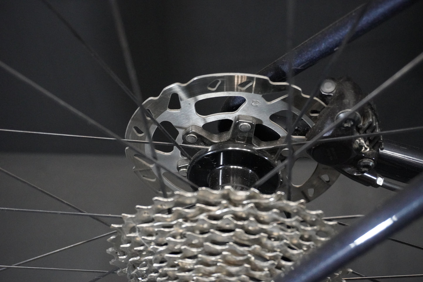 Giant TCR 105 Di2 Carbon Disc Road Bike - Medium - 2023