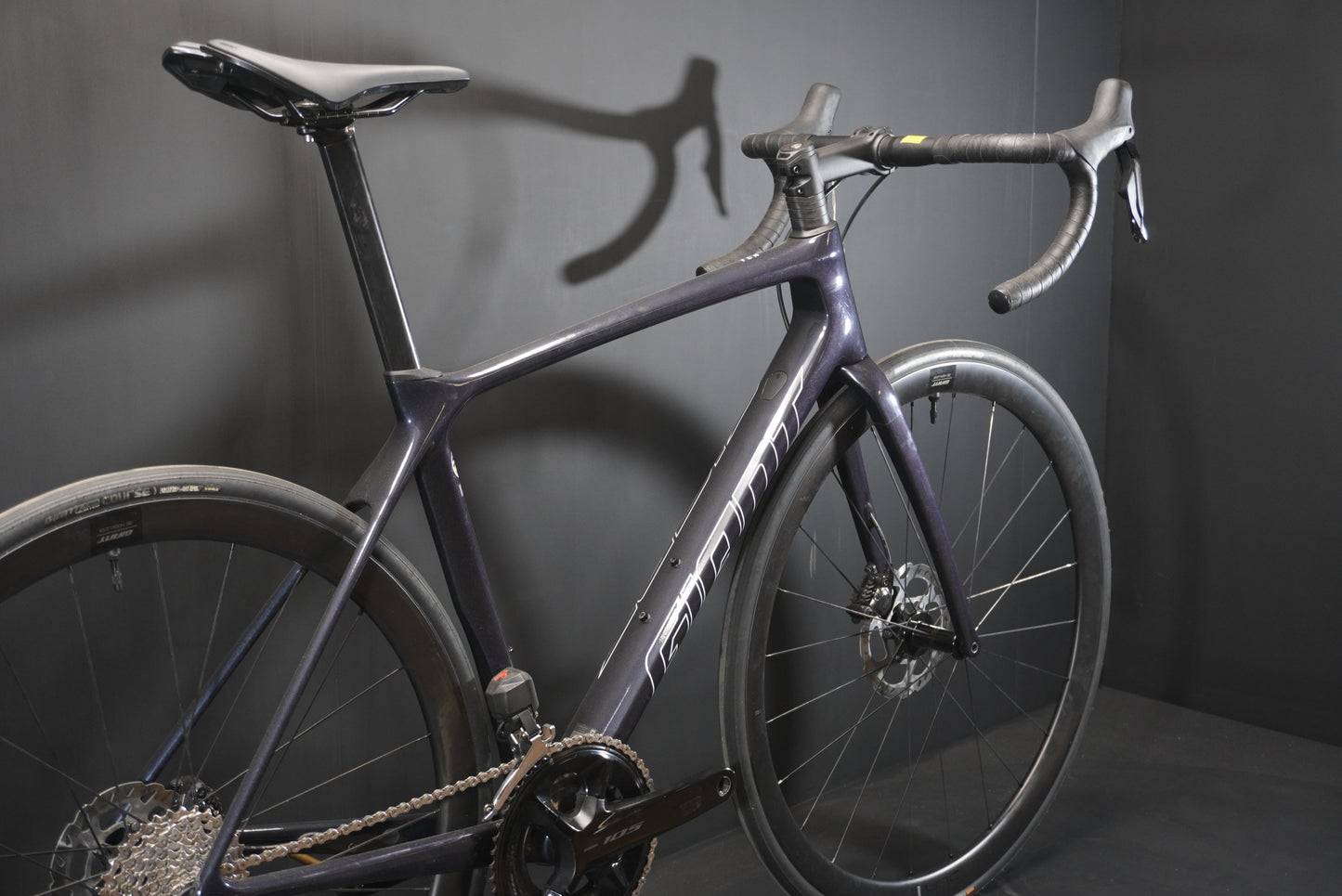 Giant TCR 105 Di2 Carbon Disc Road Bike - Medium - 2023