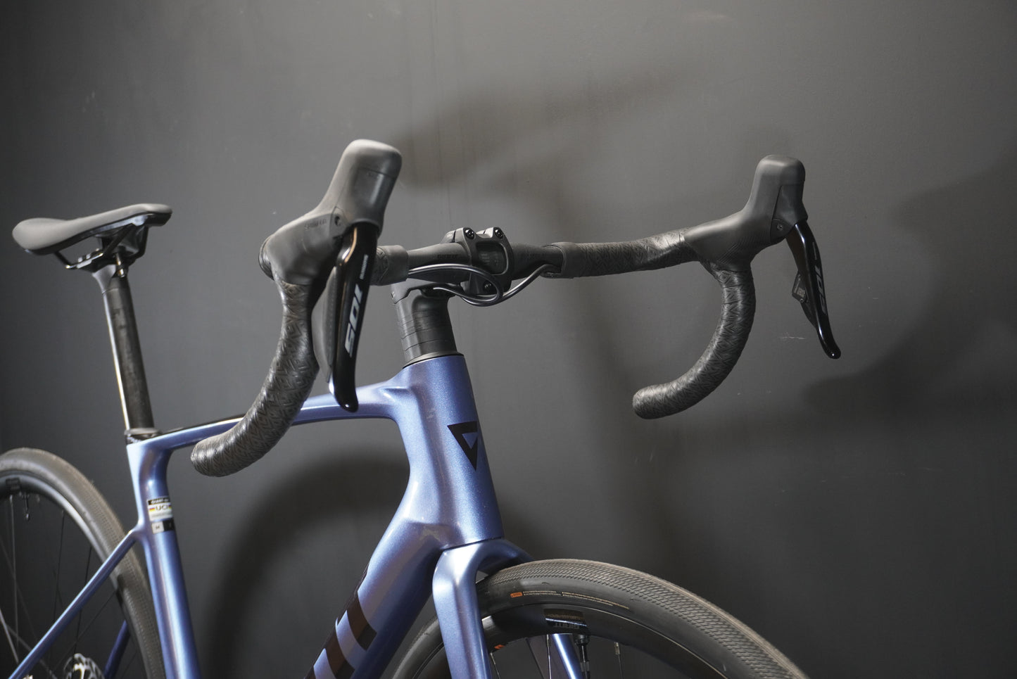 Giant Defy Advanced 1 105 Di2 Carbon Disc Road Bike 2025 - Medium