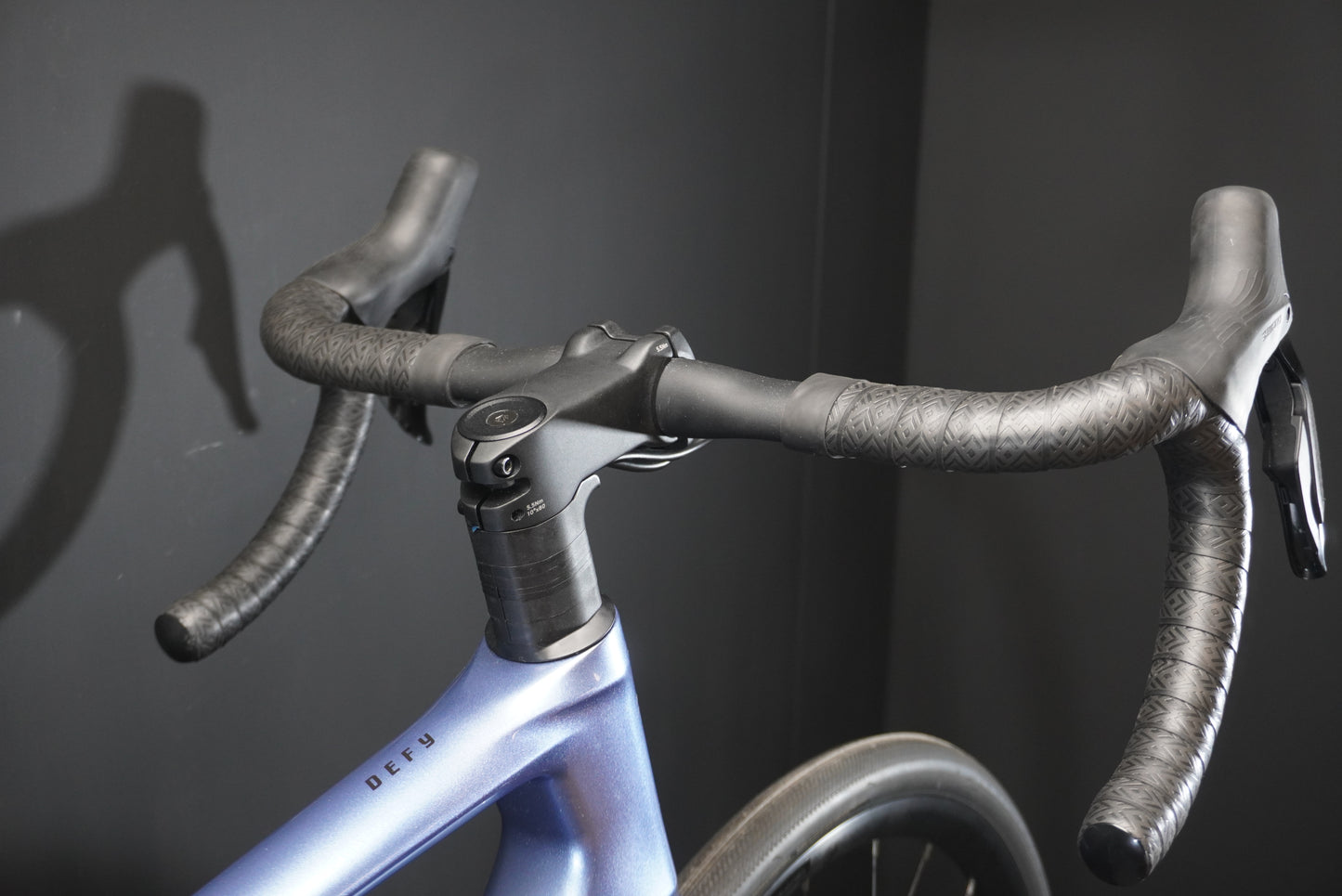 Giant Defy Advanced 1 105 Di2 Carbon Disc Road Bike 2025 - Medium