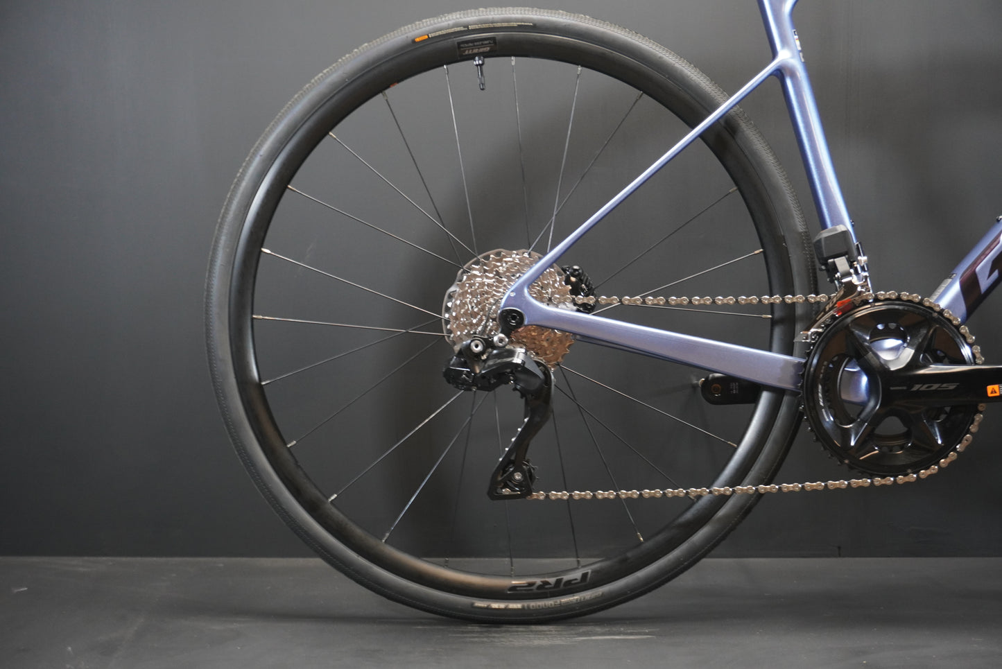 Giant Defy Advanced 1 105 Di2 Carbon Disc Road Bike 2025 - Medium