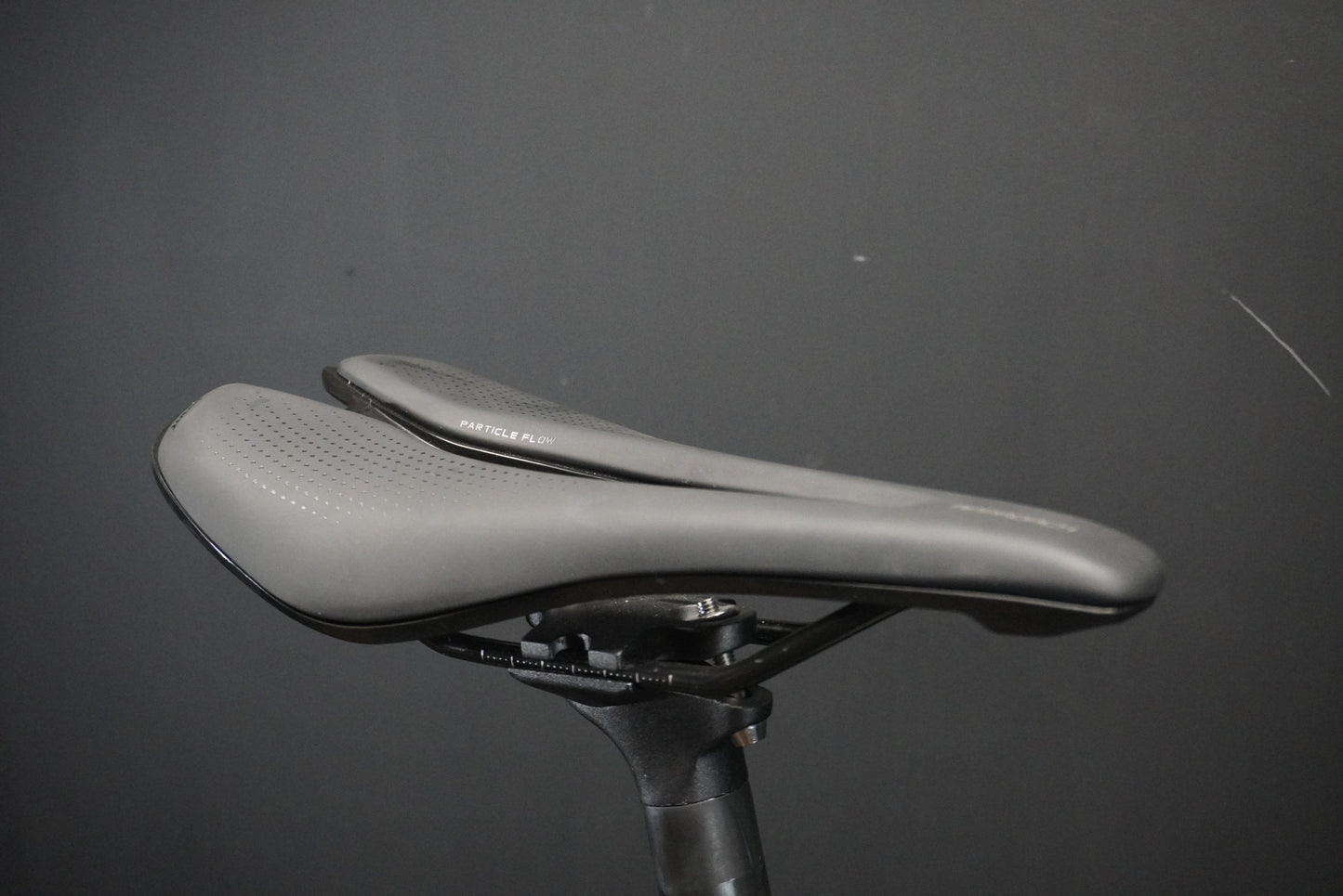 Giant Defy Advanced 1 105 Di2 Carbon Disc Road Bike 2025 - Medium