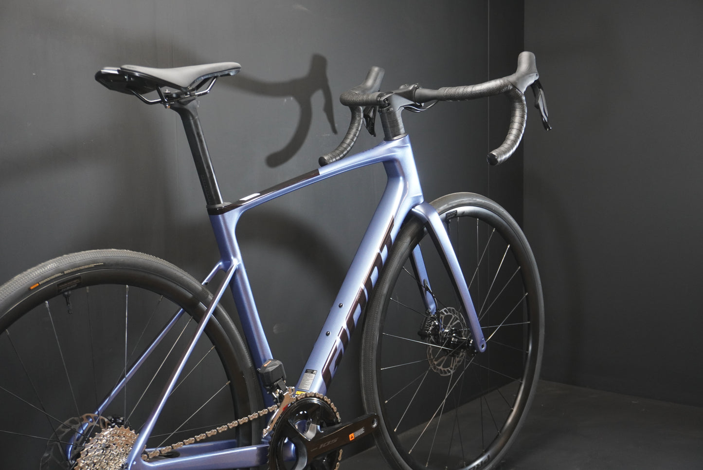 Giant Defy Advanced 1 105 Di2 Carbon Disc Road Bike 2025 - Medium