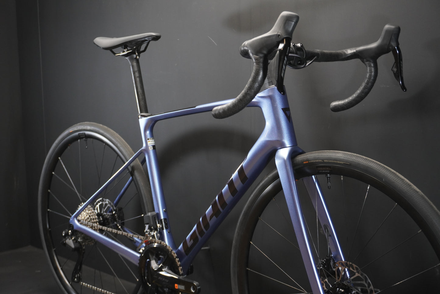 Giant Defy Advanced 1 105 Di2 Carbon Disc Road Bike 2025 - Medium