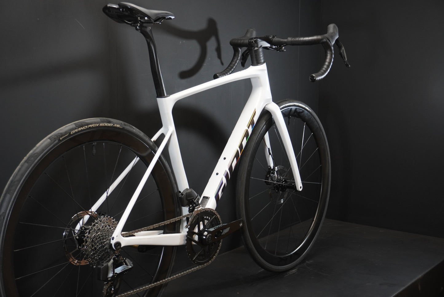 Giant Defy Advanced Pro 1 AXS Carbon Disc Road Bike 2026 - Medium