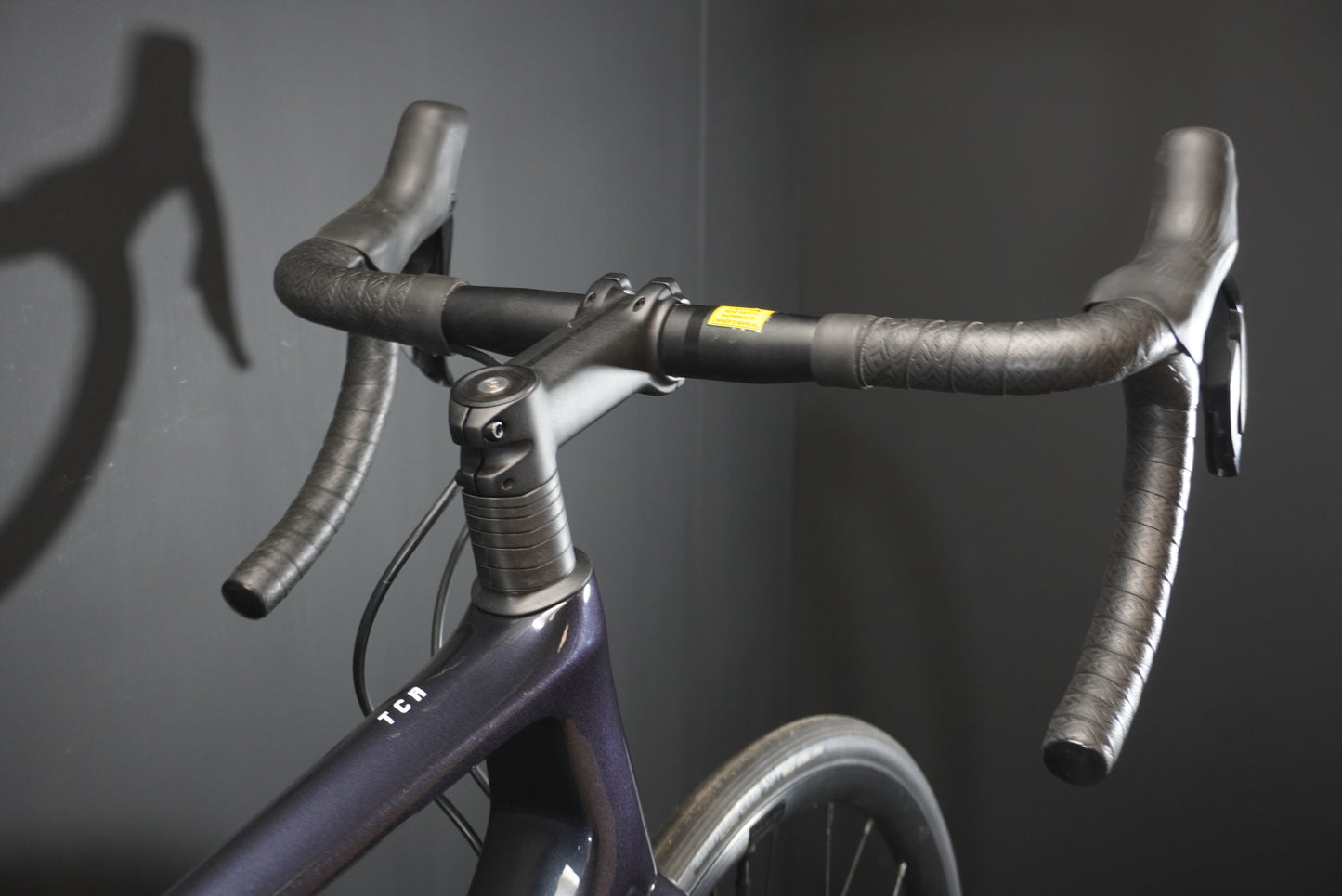 Giant TCR 105 Di2 Carbon Disc Road Bike 2023 - M/L