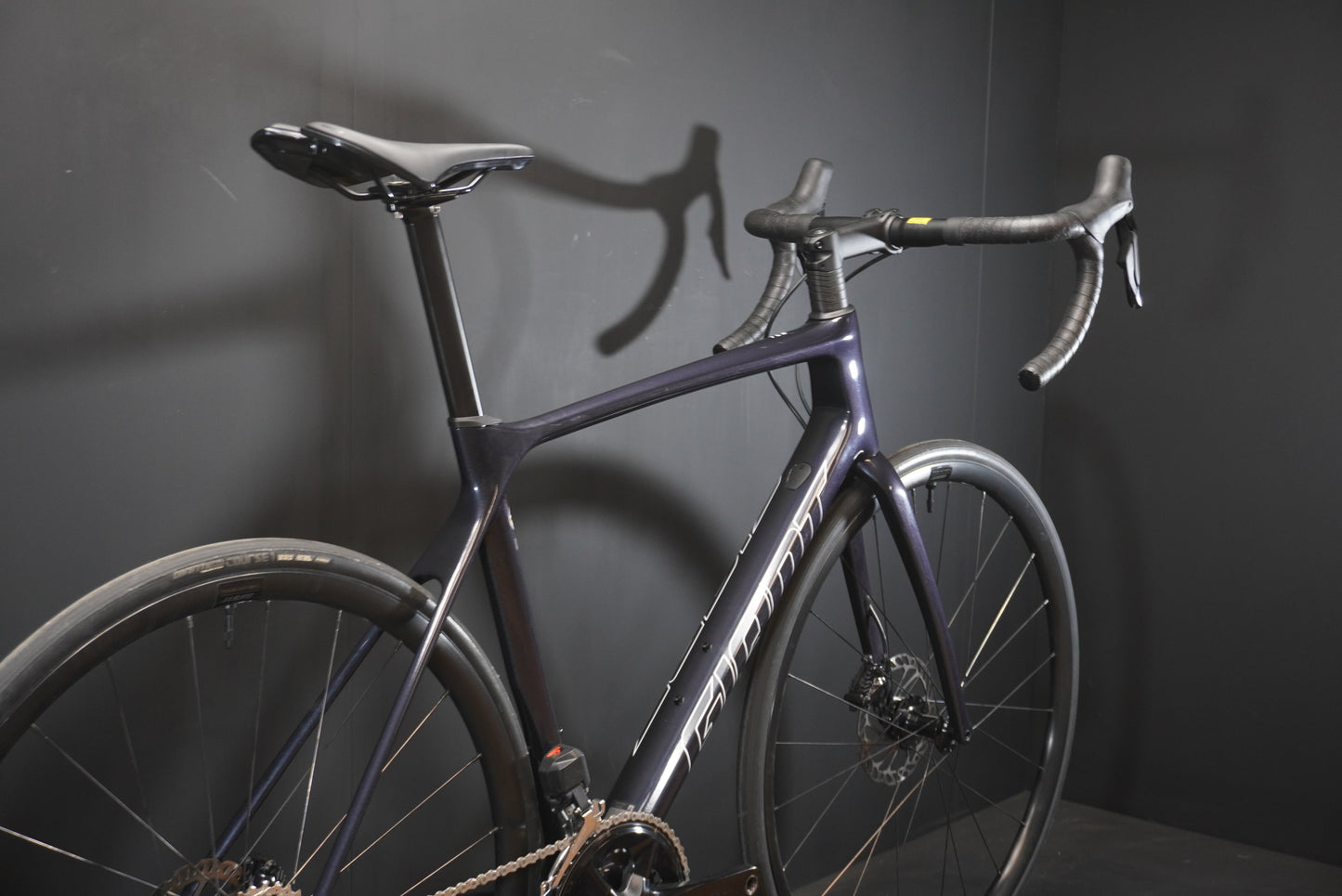 Giant TCR 105 Di2 Carbon Disc Road Bike 2023 - M/L