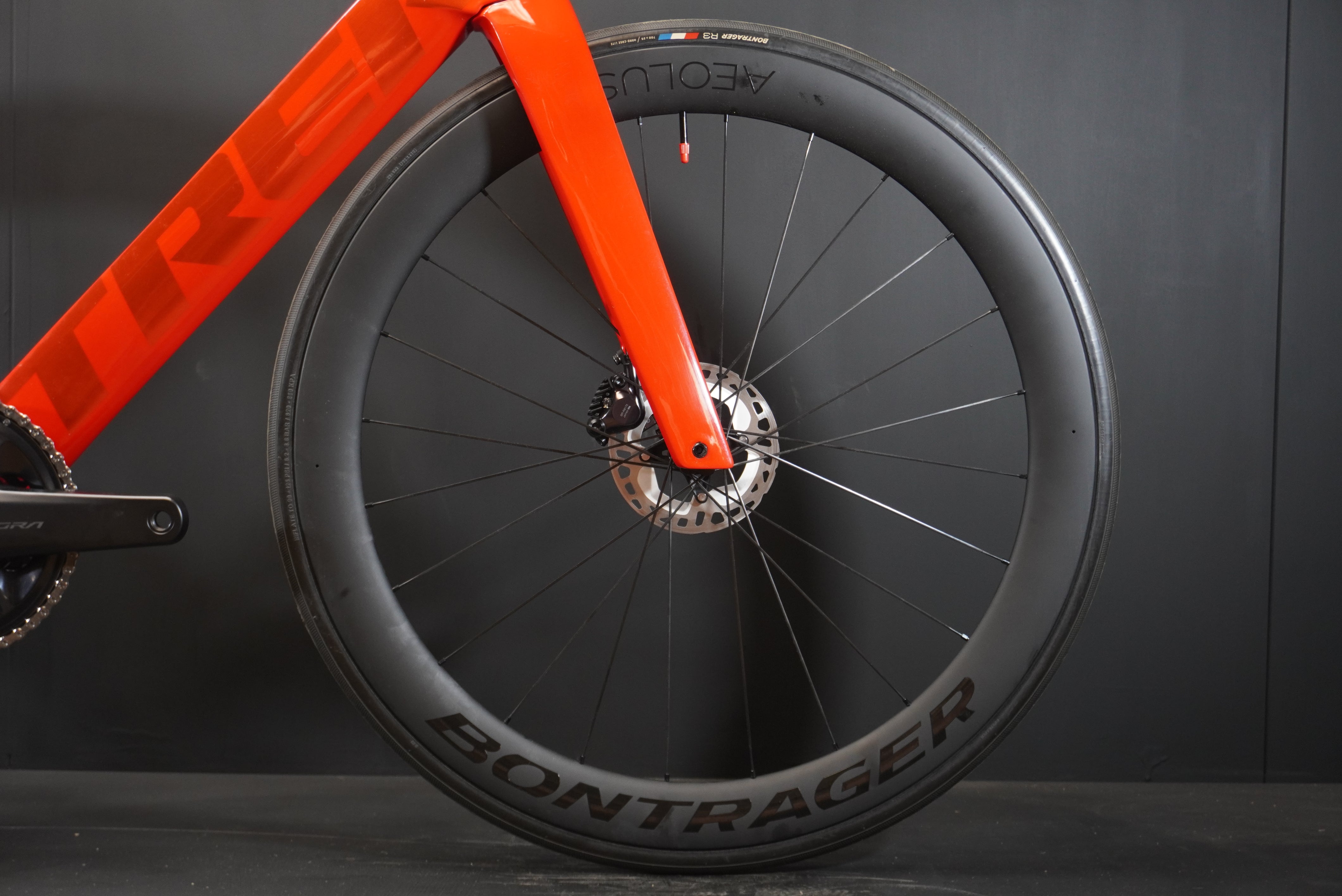 As New Trek Madone SL6 Gen 6 Di2 Carbon Disc Road Bike 2022 - 54cm - H