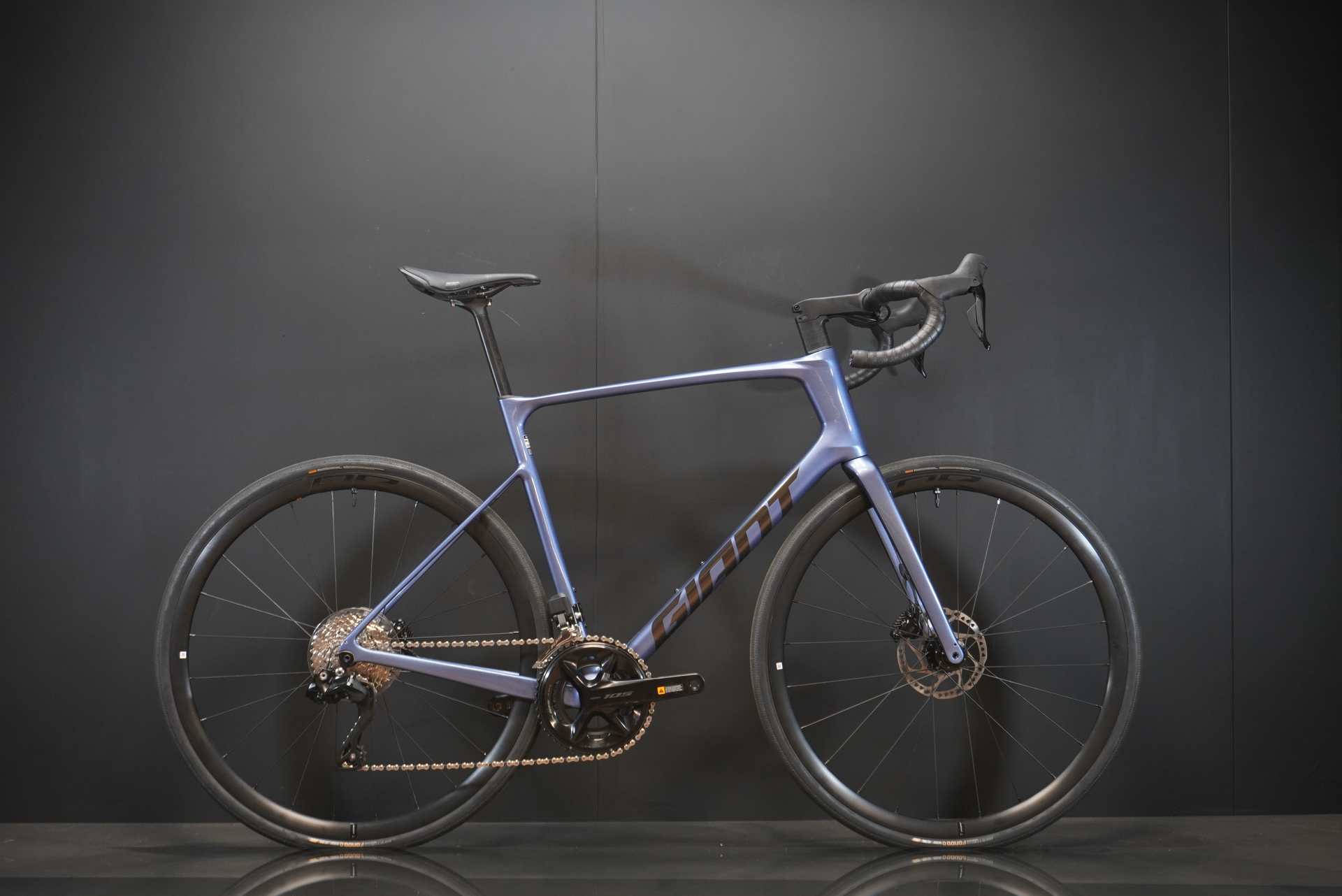 Giant Defy Advanced 1 105 Di2 Carbon Disc Road Bike 2026 - Large