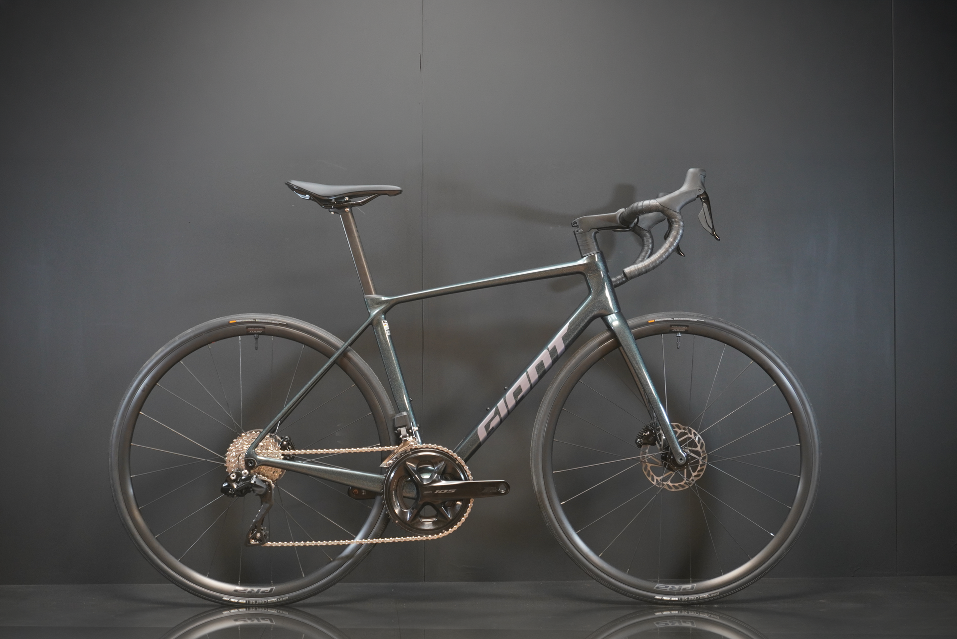 Giant TCR 105 Di2 Carbon Disc Road Bike - Medium - 2025