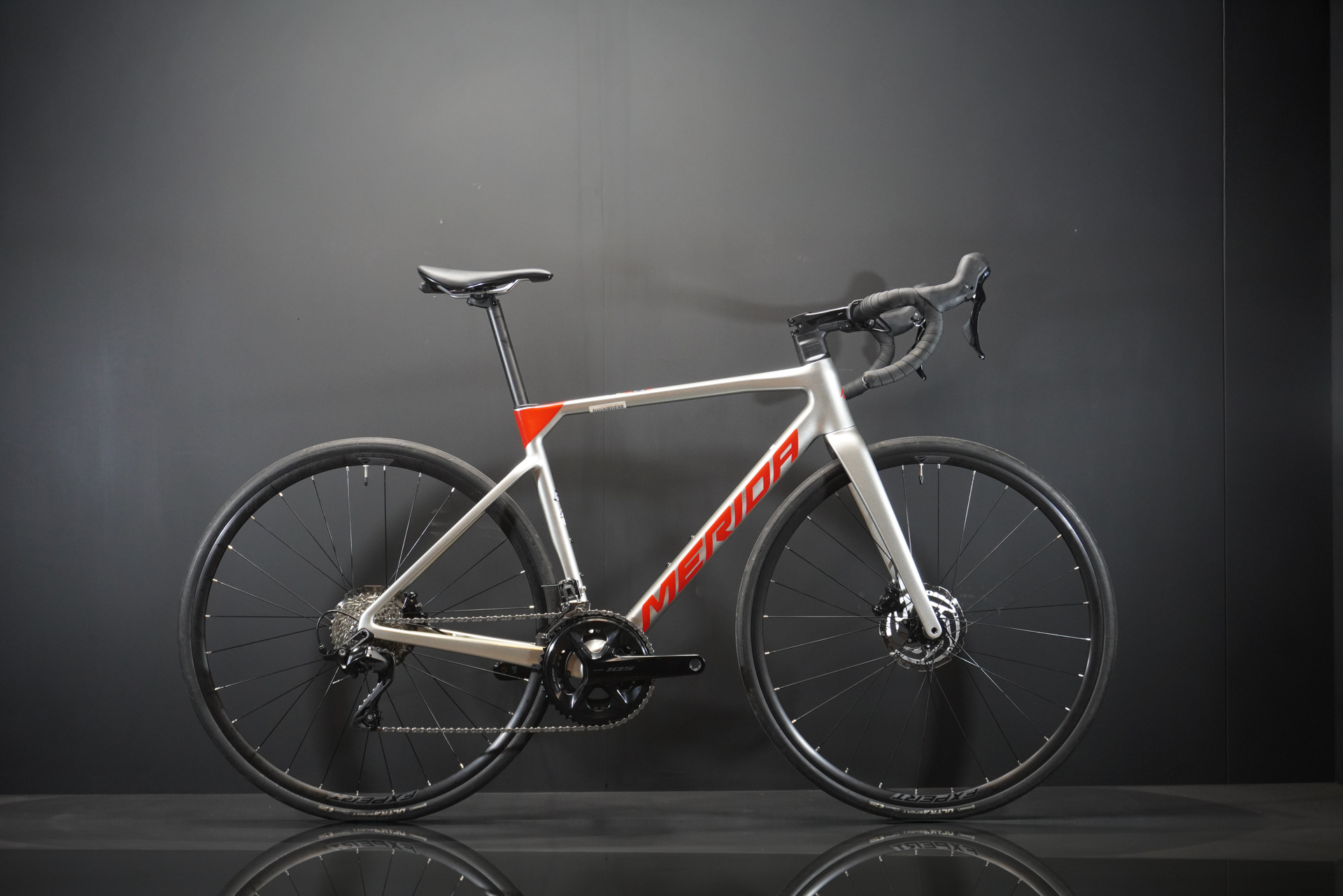 Merida Scultura 4000 105 Carbon Disc Road Bike 2024