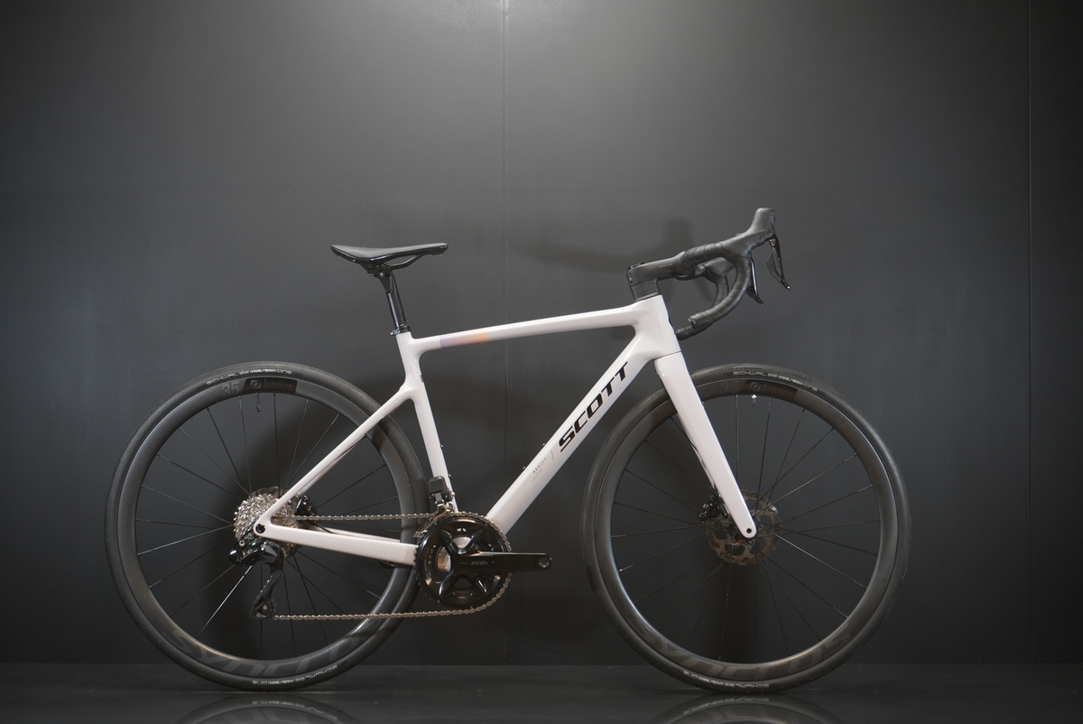 Scott Addict 30 Carbon 105 Di2 Disc Road Bike 2025 - Small