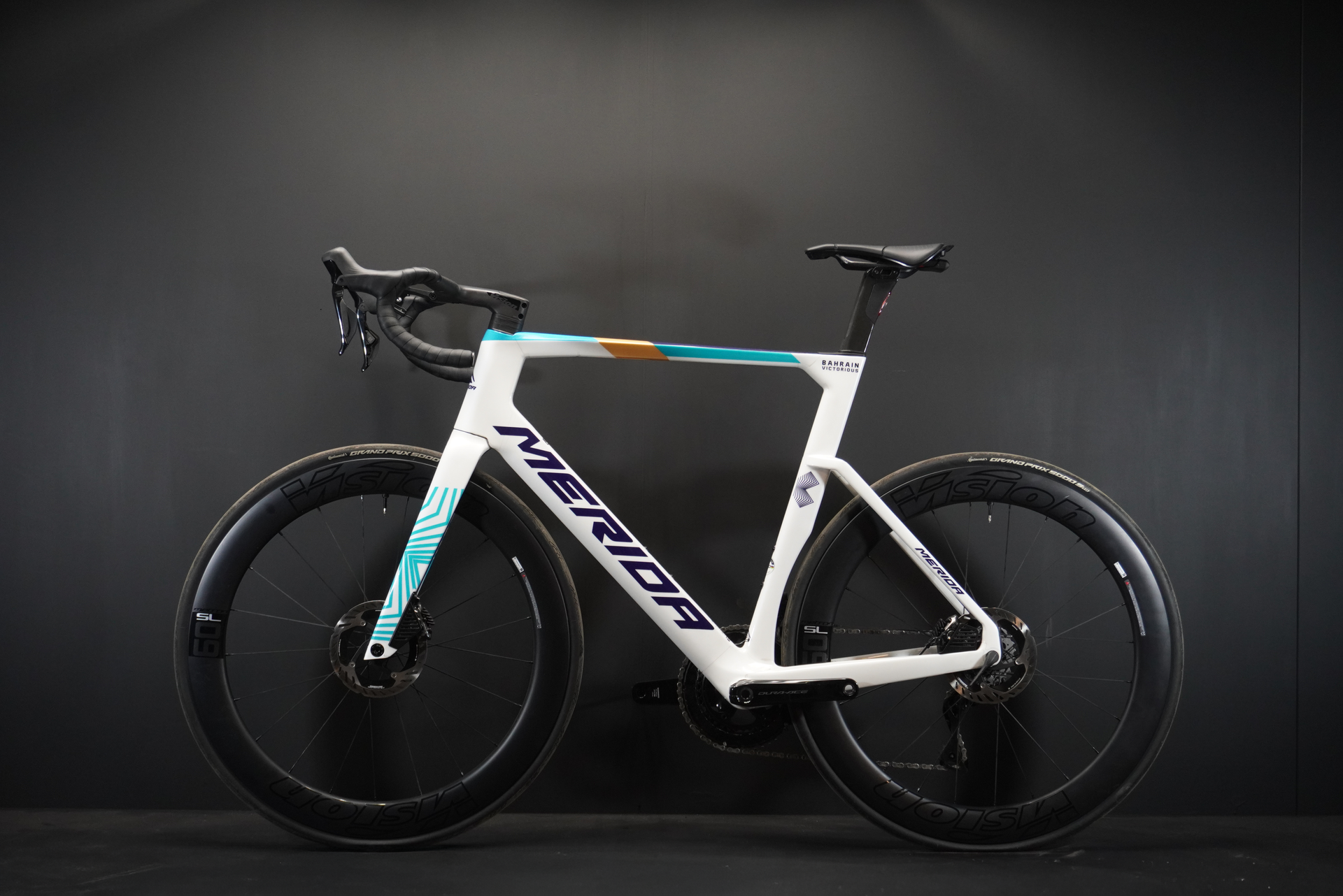 Merida Reacto Team CF5 Dura-Ace Di2 Carbon Disc Road Bike 2025 - XL