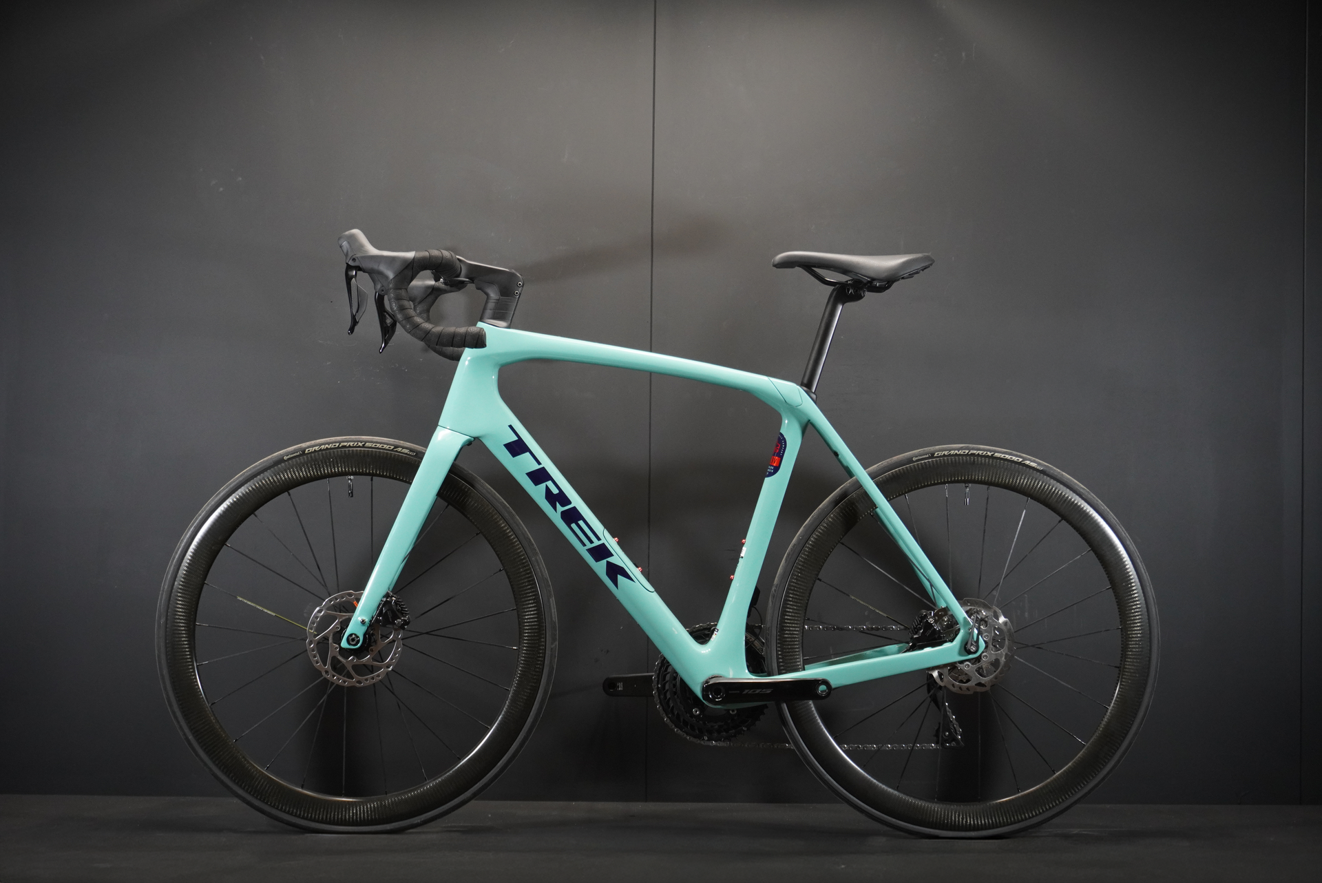 Trek Domane SL5 Gen 4 105 Di2 Carbon Disc Road Bike 2023 - 58cm - Upgraded Wheels